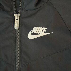 Nike boys wind breaker jacket, black, size 6. Like new!